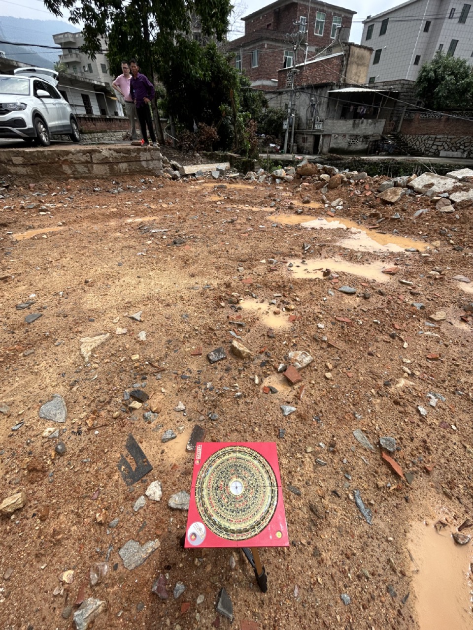 在福建泉州，为客户祖宅翻建新宅立太极中心线，并且立向平基等等风水工作