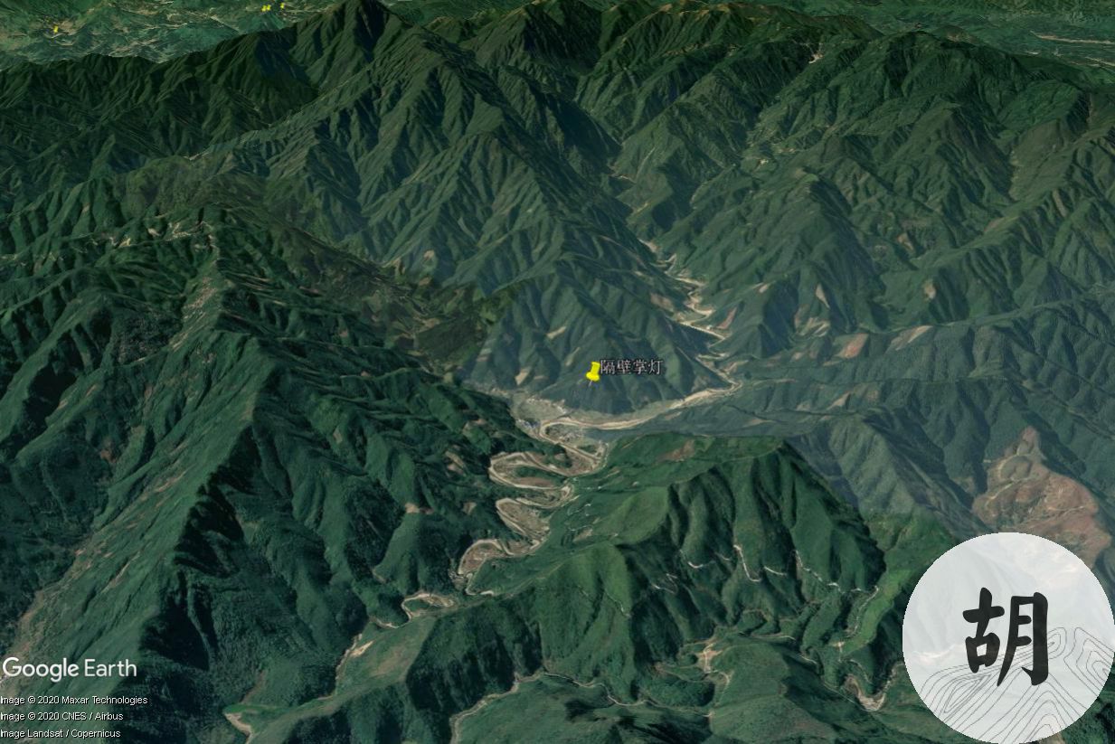 这块地来龙百里，祖宗山俊秀挺拔，极贵品相，尽头结穴，两水交襟而出，来水九曲，去水同样九曲弯环，出极品之人。