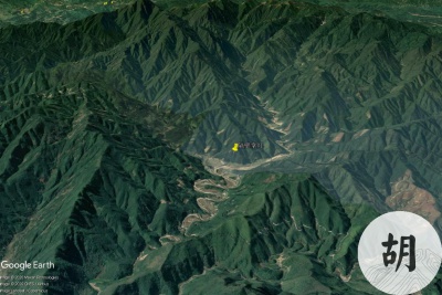 这块地来龙百里，祖宗山俊秀挺拔，极贵品相，尽头结穴，两水交襟而出，来水九曲，去水同样九曲弯环，出极品之人。