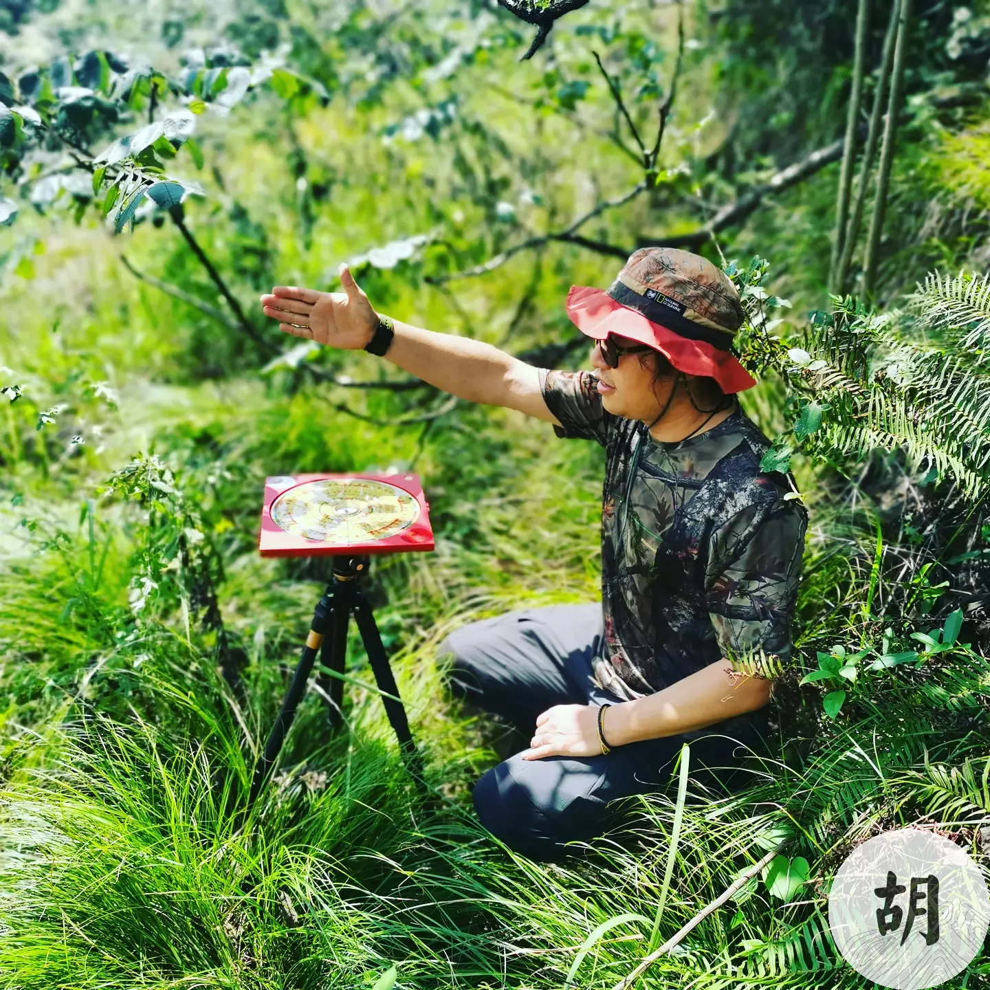 在重庆为客户寻阴宅墓地风水：点穴下山老虎地