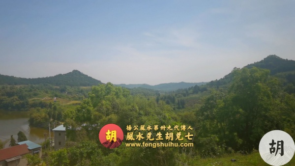 在重庆为女福主做九龙戏珠穴，来龙几百里，开龙窝子做结，华表带旗星，水口緊锁，去水蜿蜒，大帐穿落成九条龙脉，印星在明堂之内，必出大贵大富之人