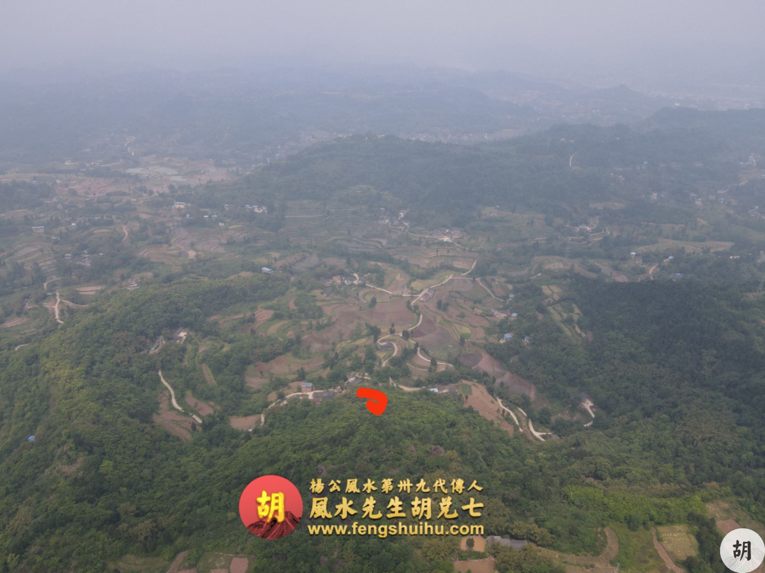 在重庆为女福主做九龙戏珠穴，来龙几百里，开龙窝子做结，华表带旗星，水口緊锁，去水蜿蜒，大帐穿落成九条龙脉，印星在明堂之内，必出大贵大富之人