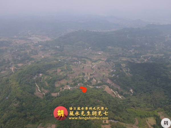 在重庆为女福主做九龙戏珠穴，来龙几百里，开龙窝子做结，华表带旗星，水口緊锁，去水蜿蜒，大帐穿落成九条龙脉，印星在明堂之内，必出大贵大富之人