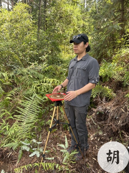 在福建做阴宅风水，为客户家迁祖坟，喝形灵龟出海形，作未山丑向，水入文库，纳亥水寅峰尖秀，亥峰作印，狮象水口，华表卓立