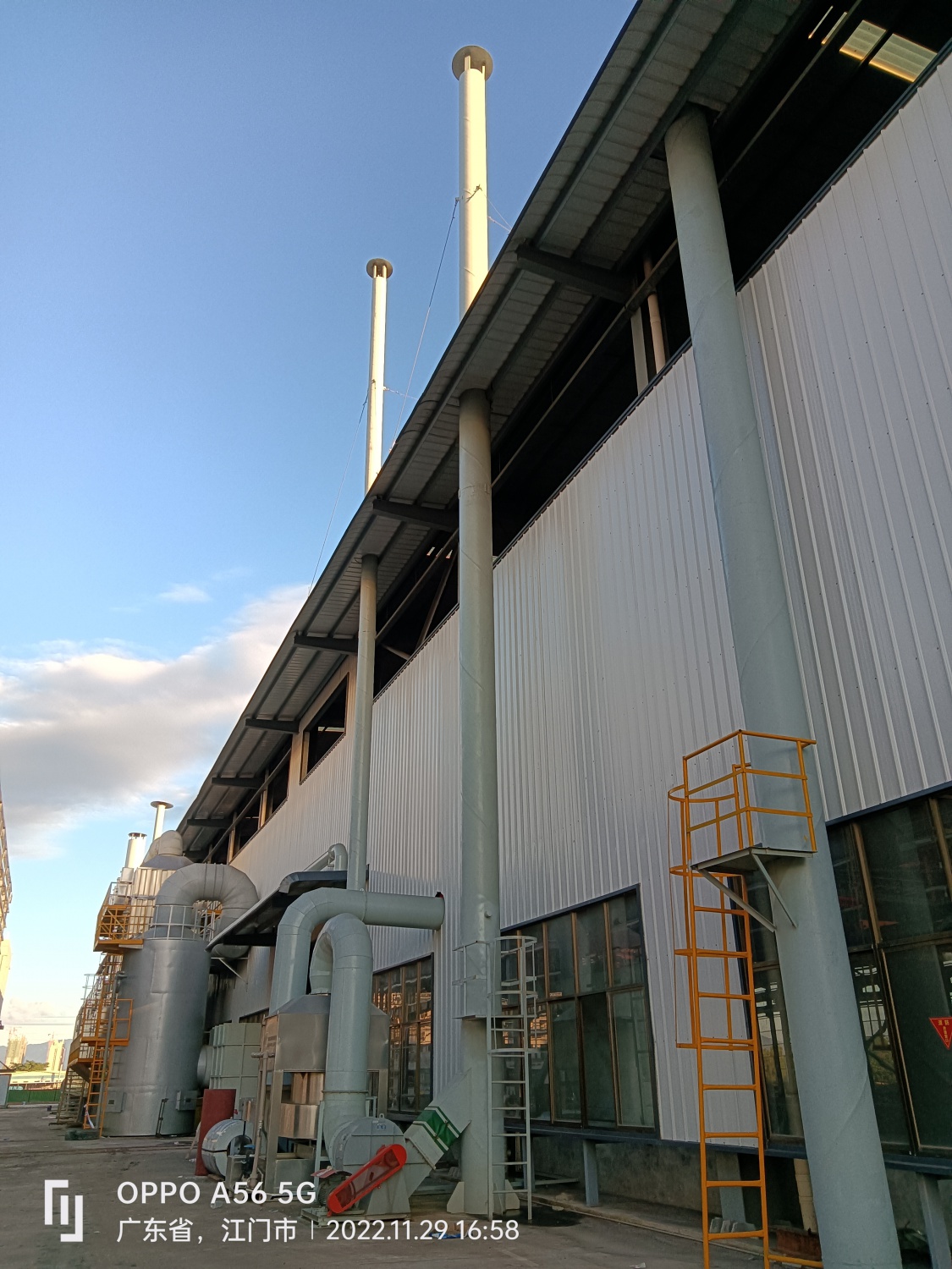 Reverse air bag dust collector