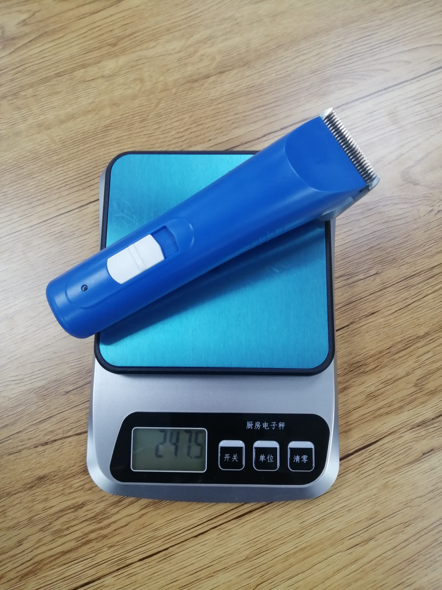 Professional Grooming Clipper with one Blade and 3 Metal Combs