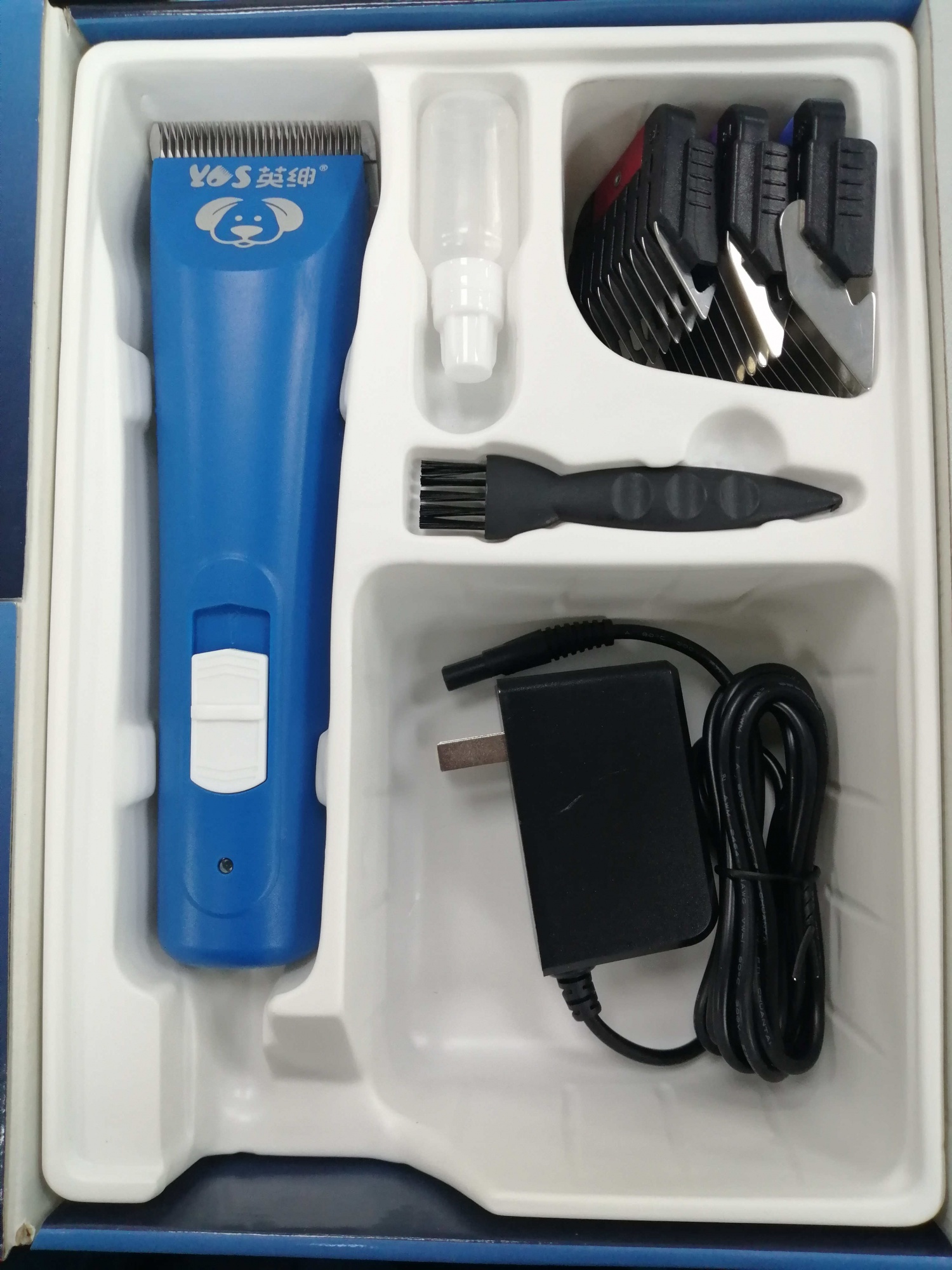 Professional Grooming Clipper with one Blade and 3 Metal Combs