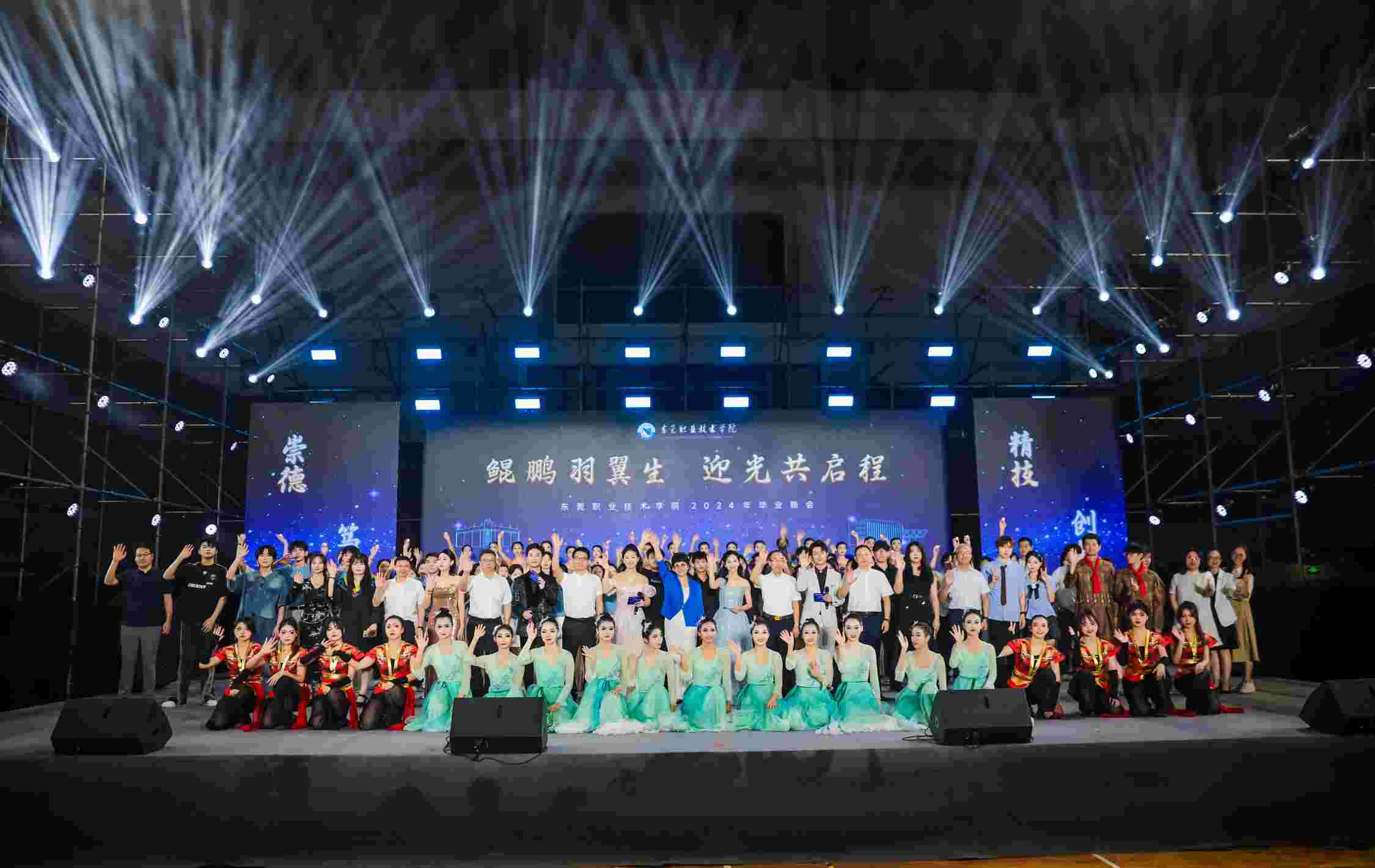 燃爆青春！吾独友偶走进东职院，探索文明主题快闪活动嗨翻毕业典礼！