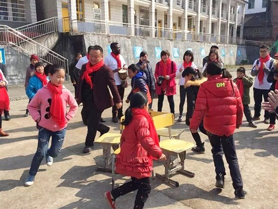 Winsky Logistics - Play games with kids