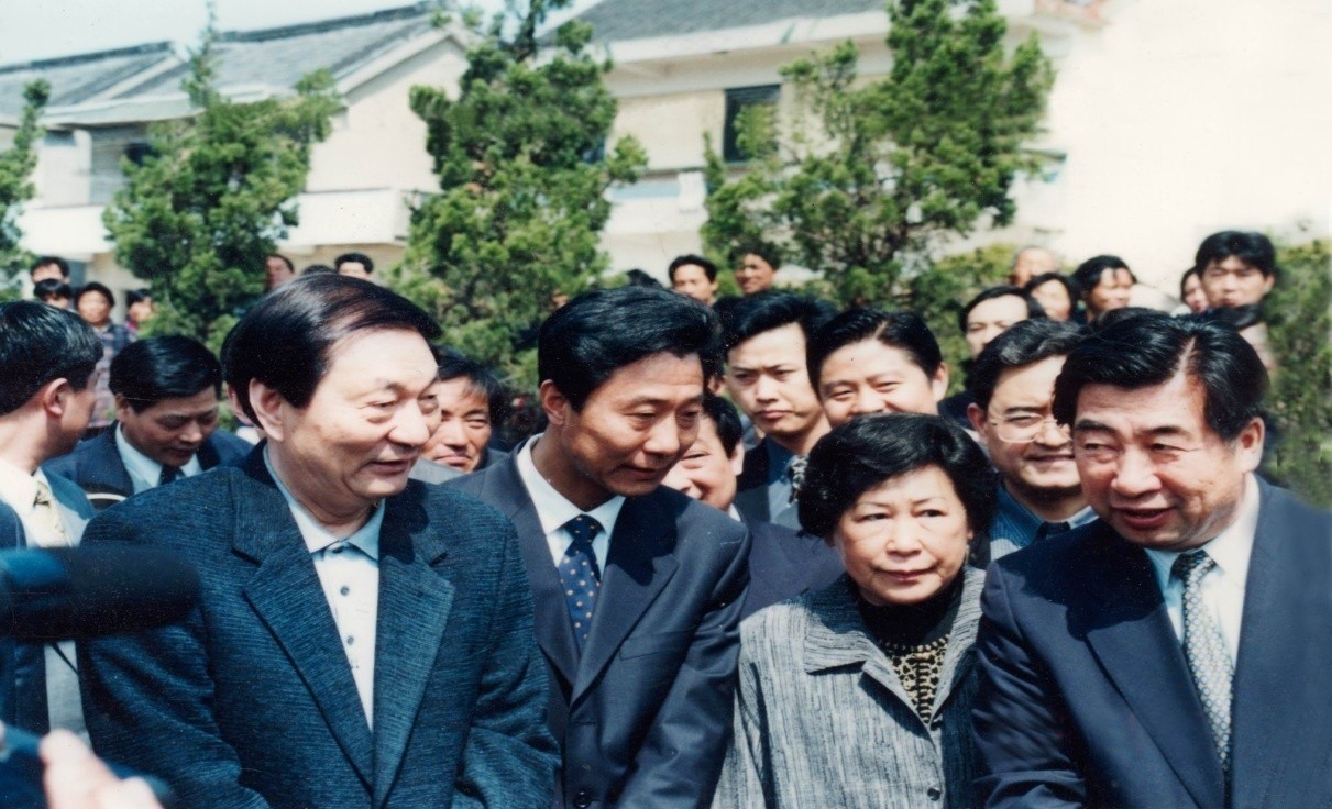 2000年4月16日朱镕基总理视察丁伙花木产业化建设及红叶园林苗圃基地