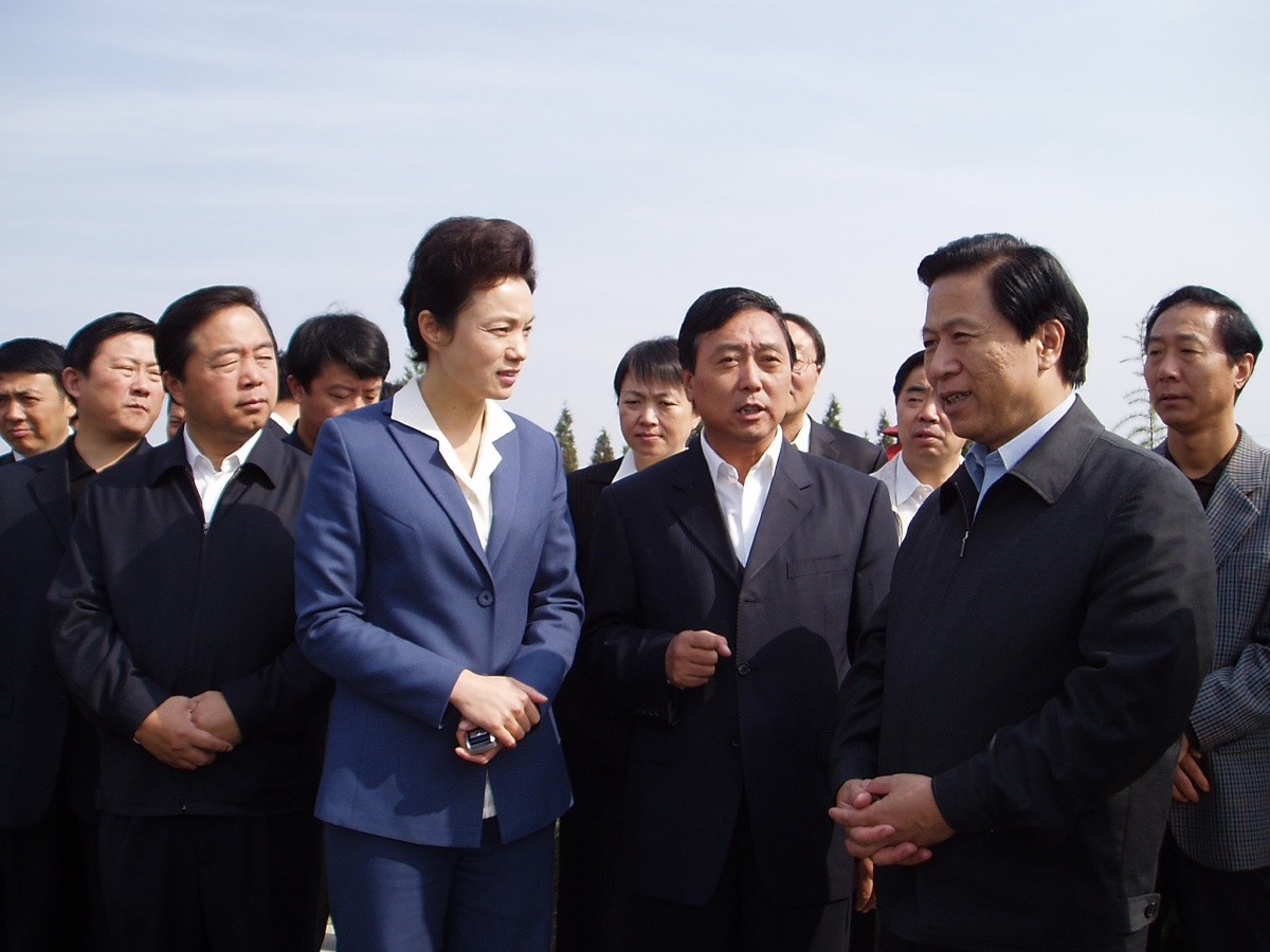 2005年10月29日江苏省长梁保华来我镇视察红叶园林苗圃