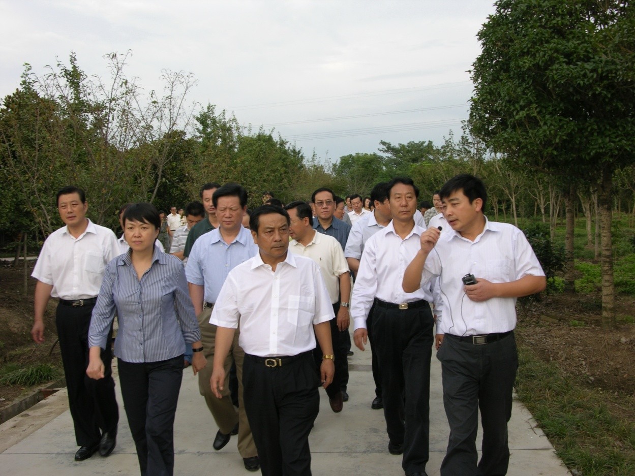 2009年8月31日中共中央农村工作办主任陈锡文来我镇红叶园林苗圃调研