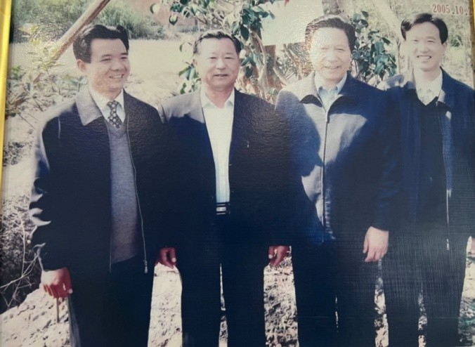 省委书记梁宝华与红叶公司董事长、董事合影