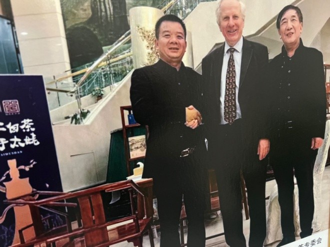 国际茶叶委员会主席伊思·吉布斯(中)、茶专委会秘书长翼建平同江苏红叶公司董事长陈九龙合影