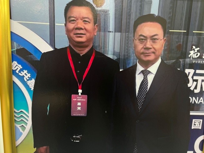 候补中央委员、院士刘仲华同江苏红叶公司董事长陈九龙合影