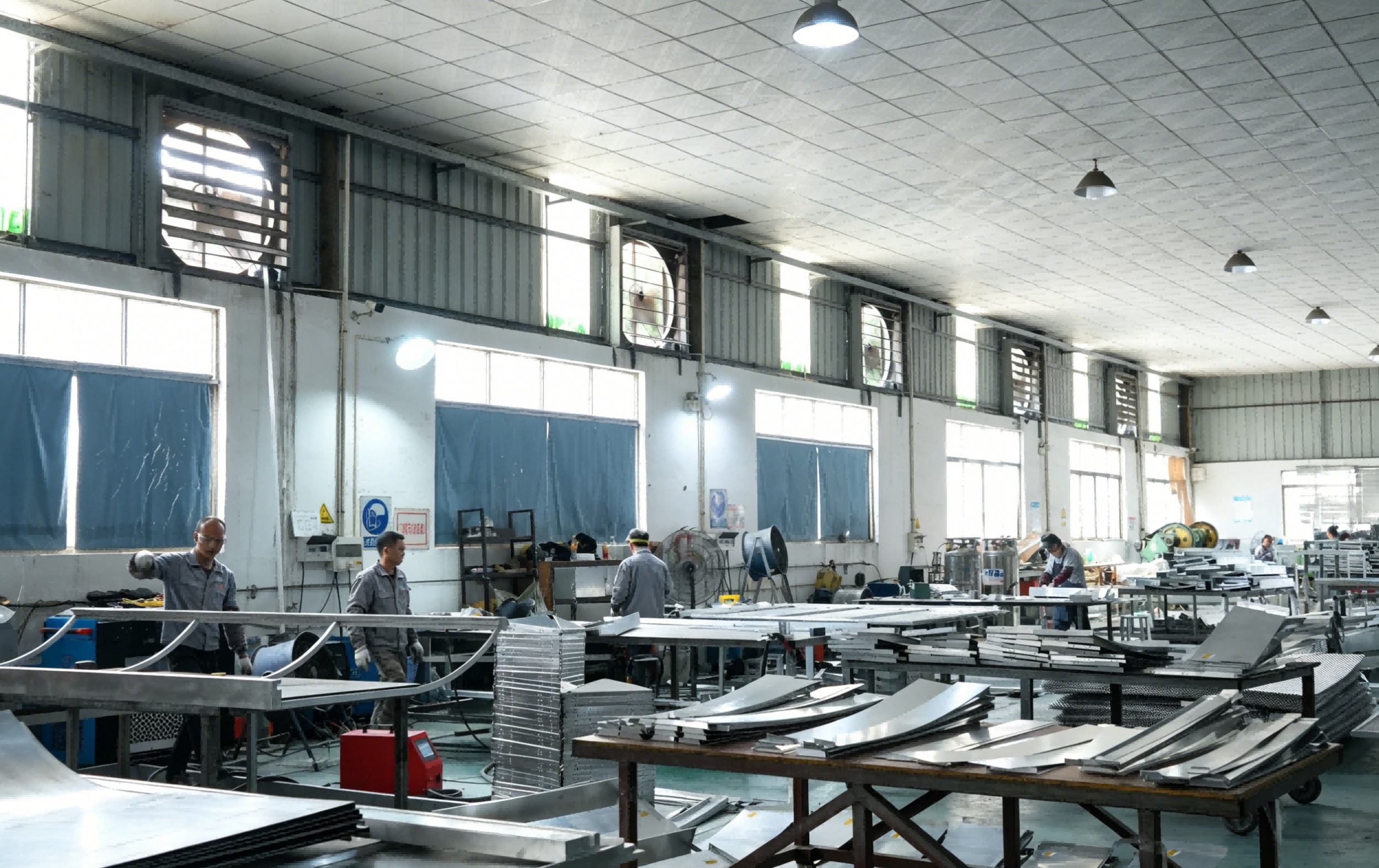 We provide powder coating, PVDF fluorocarbon coating and wood grain transfer finish options. Even curved, twisted and 