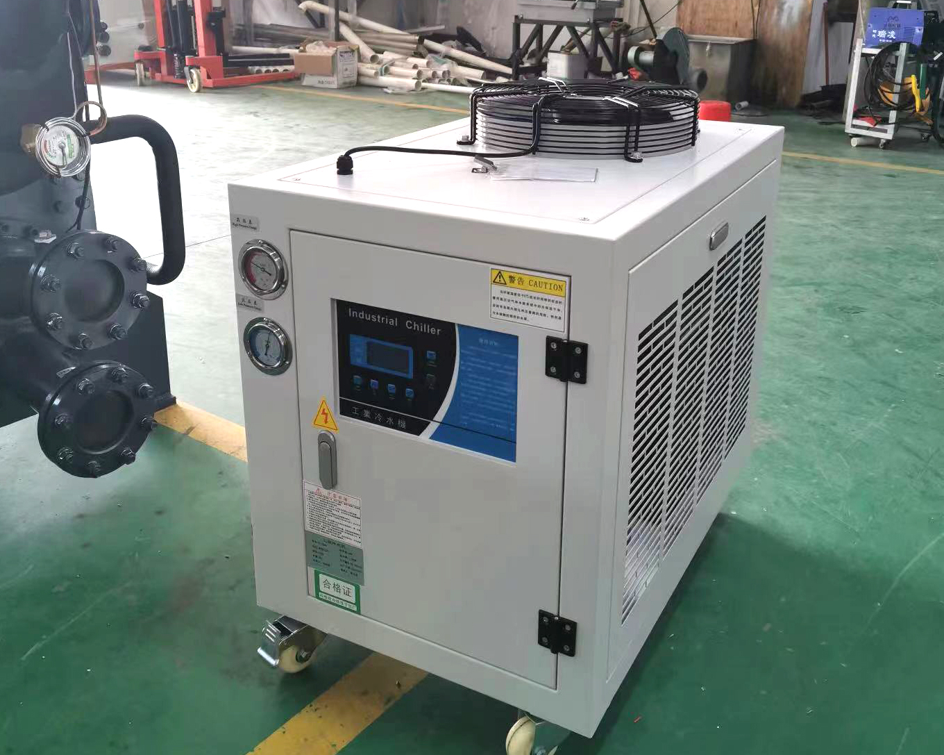 Industrial refrigerators have become a sharp tool in modern manufacturing due to their rapid cooling function