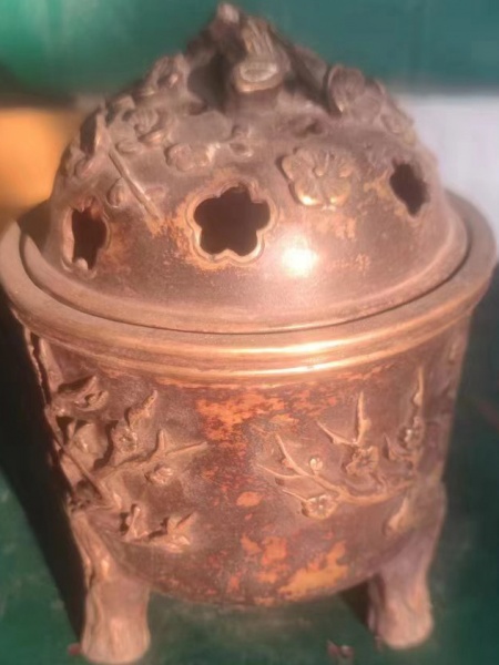 浮雕梅花纹三足铜炉