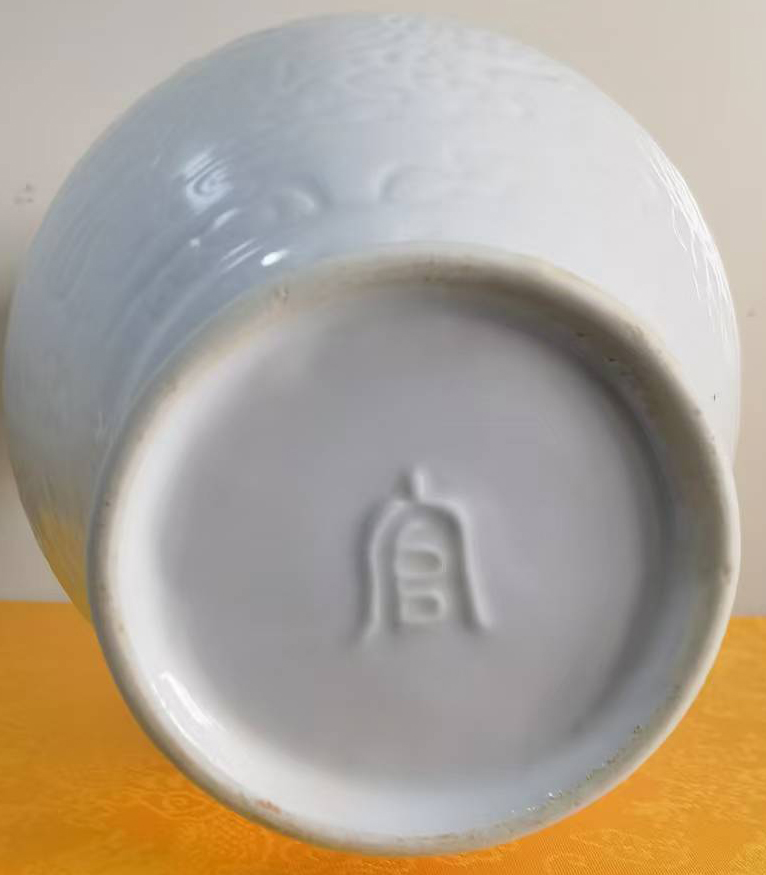 夜光瓷元内府白釉龙凤纹瓶