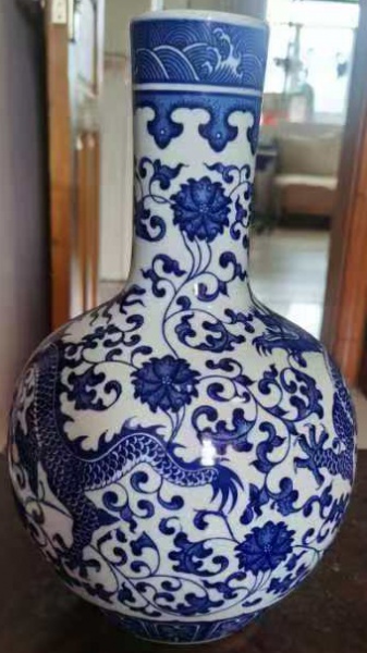 青花龙纹天球瓶