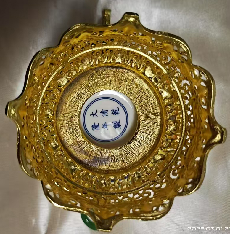 宝石镶铜黄底龙纹多宝杯