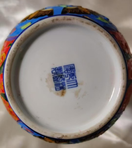 掐丝珐琅彩红底大肚龙纹瓶