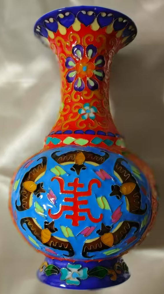 掐丝珐琅彩红底大肚龙纹瓶