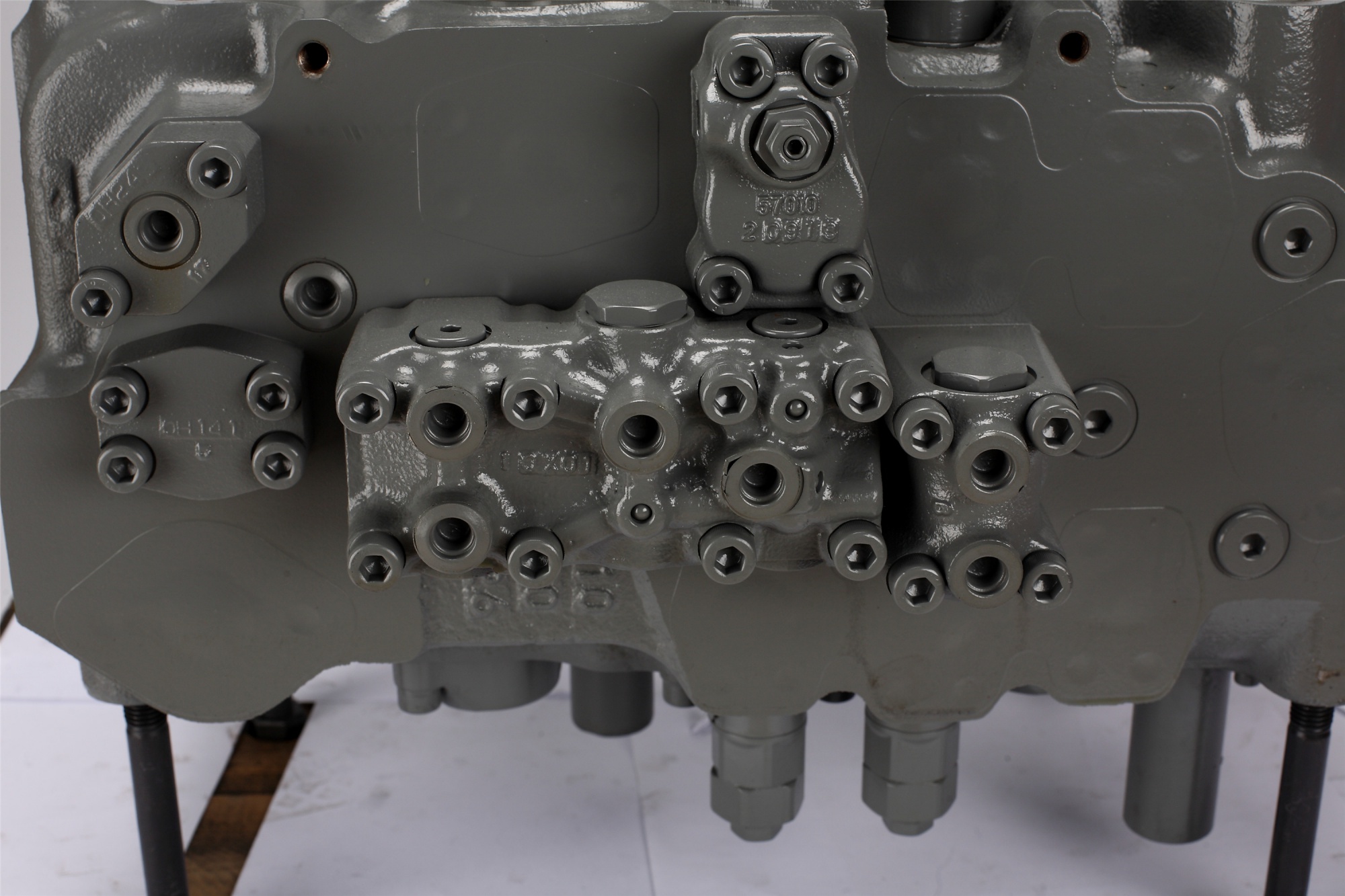 Excavator Spare Parts C0170-55947 Hydraulic main control valve for ZX200