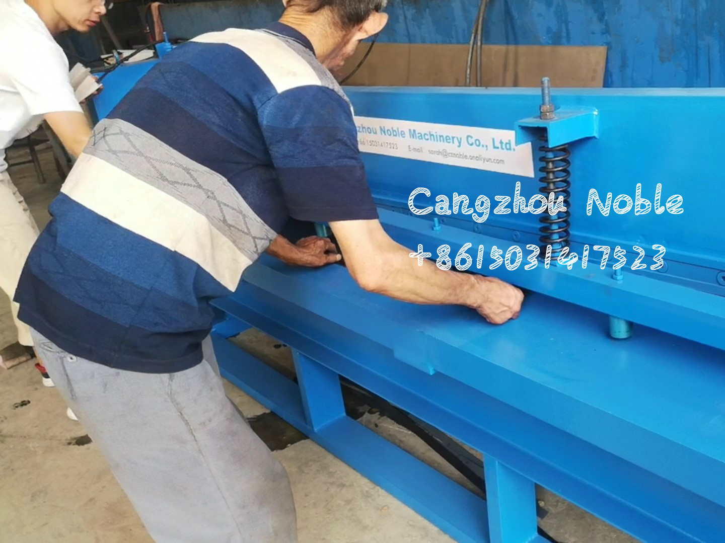 In July 2020, hydraulic guillotine shearing machine is tested running