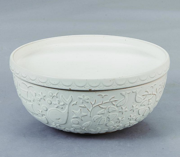 Classical carved white porcelain bowl