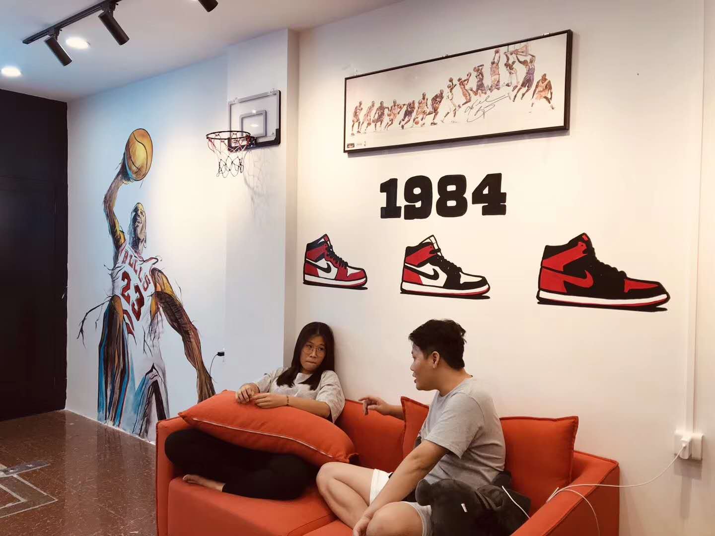 广州潮牌大象洗鞋形象店墙体彩绘 手绘涂鸦墙完成
