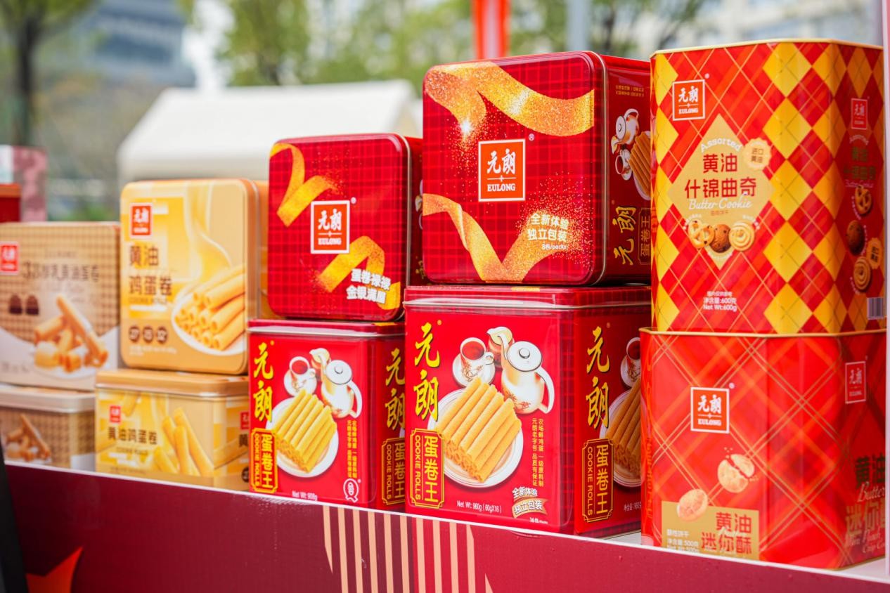 元朗食品亮相“广货行天下·金山年货节”，蛋卷承载粤港澳年味情怀