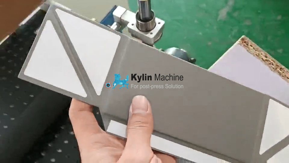 Double-side adhesive tape applicator for foldable box