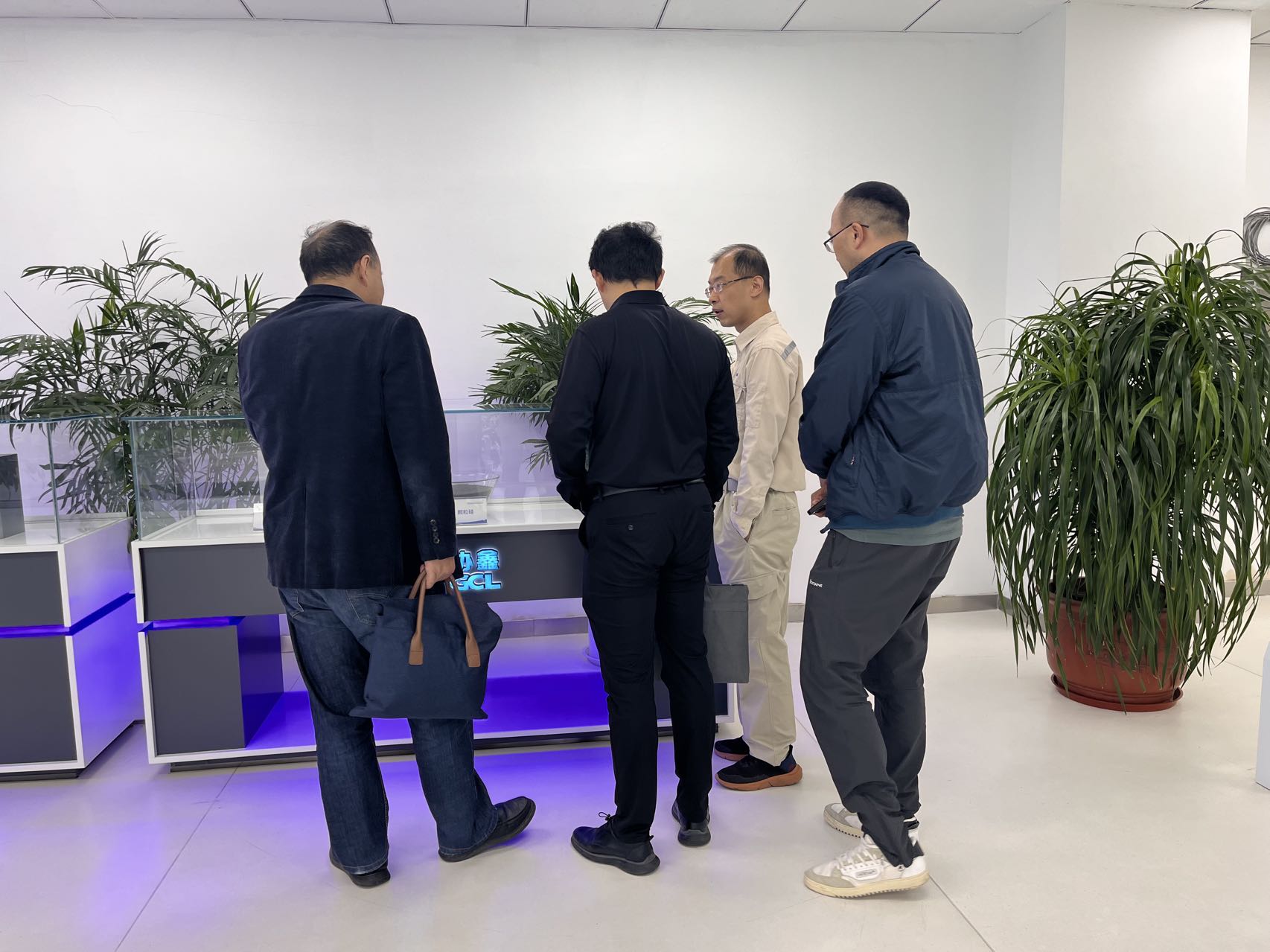 江苏师范大学实验室团队来我实验室展开深入技术交流