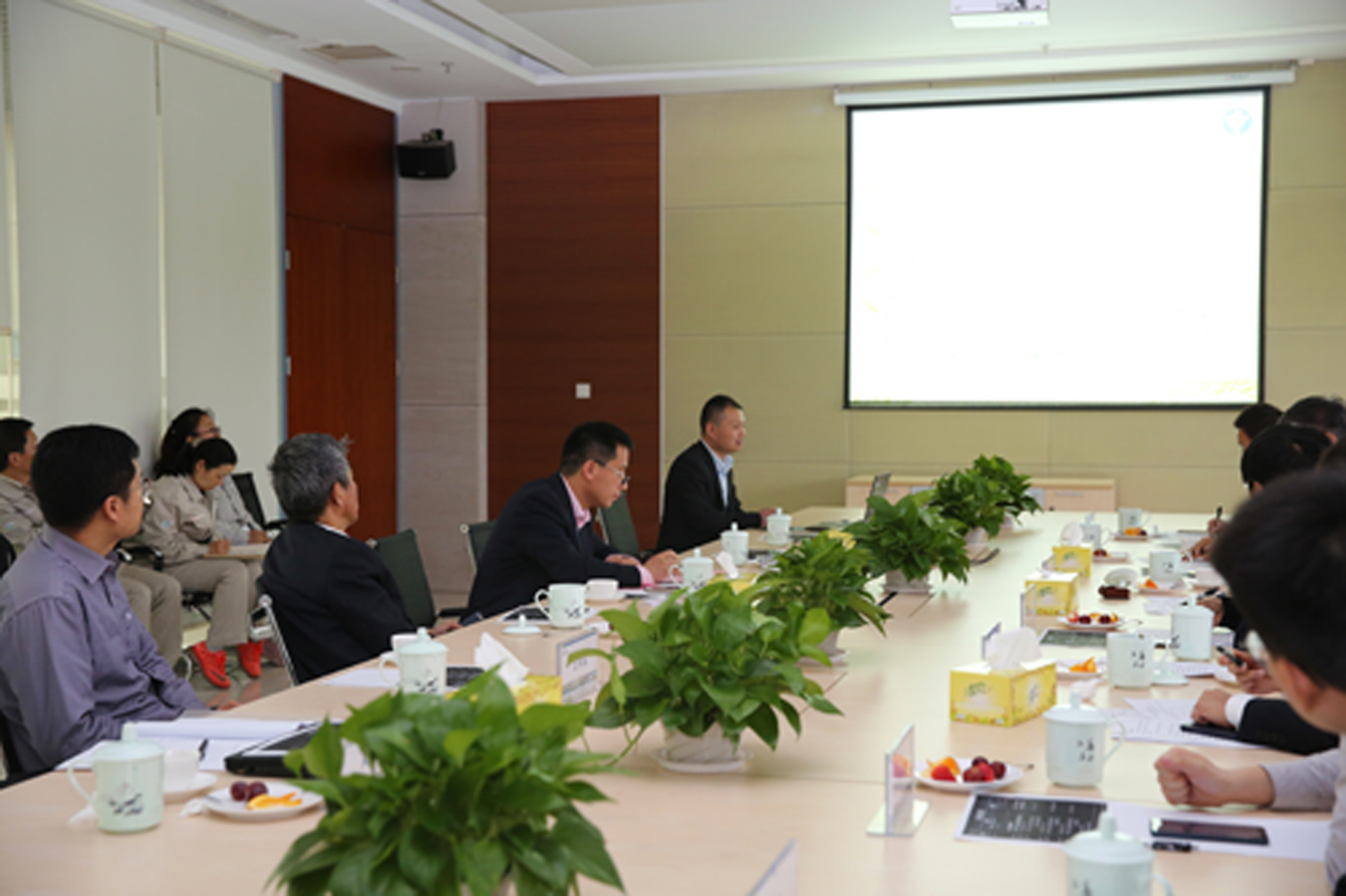 江苏省硅基电子材料重点实验室第四次学术委员会顺利召开