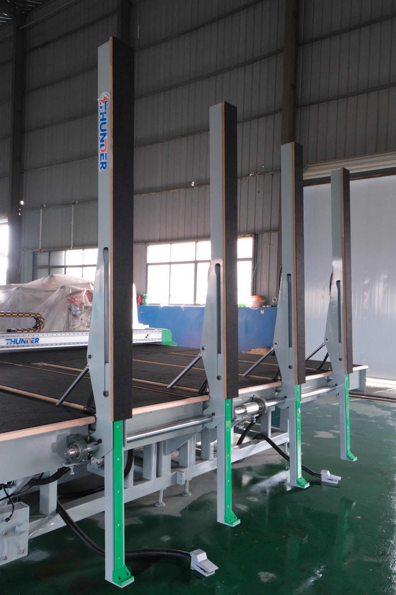 THUNDER 3728 CNC GLASS CUTTING MACHINE WITH TILTING BAR