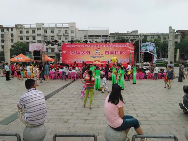 哈曼国际品牌CA2712系列线性阵列音箱助阵岳阳县百姓大舞台点燃草根文化激情 收获快乐心情