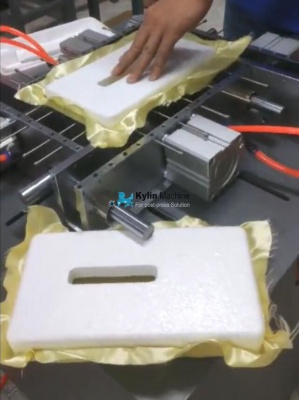 Charpie insert machine