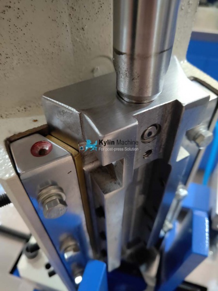 Book block trimming machine