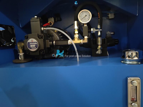 Book block trimming machine