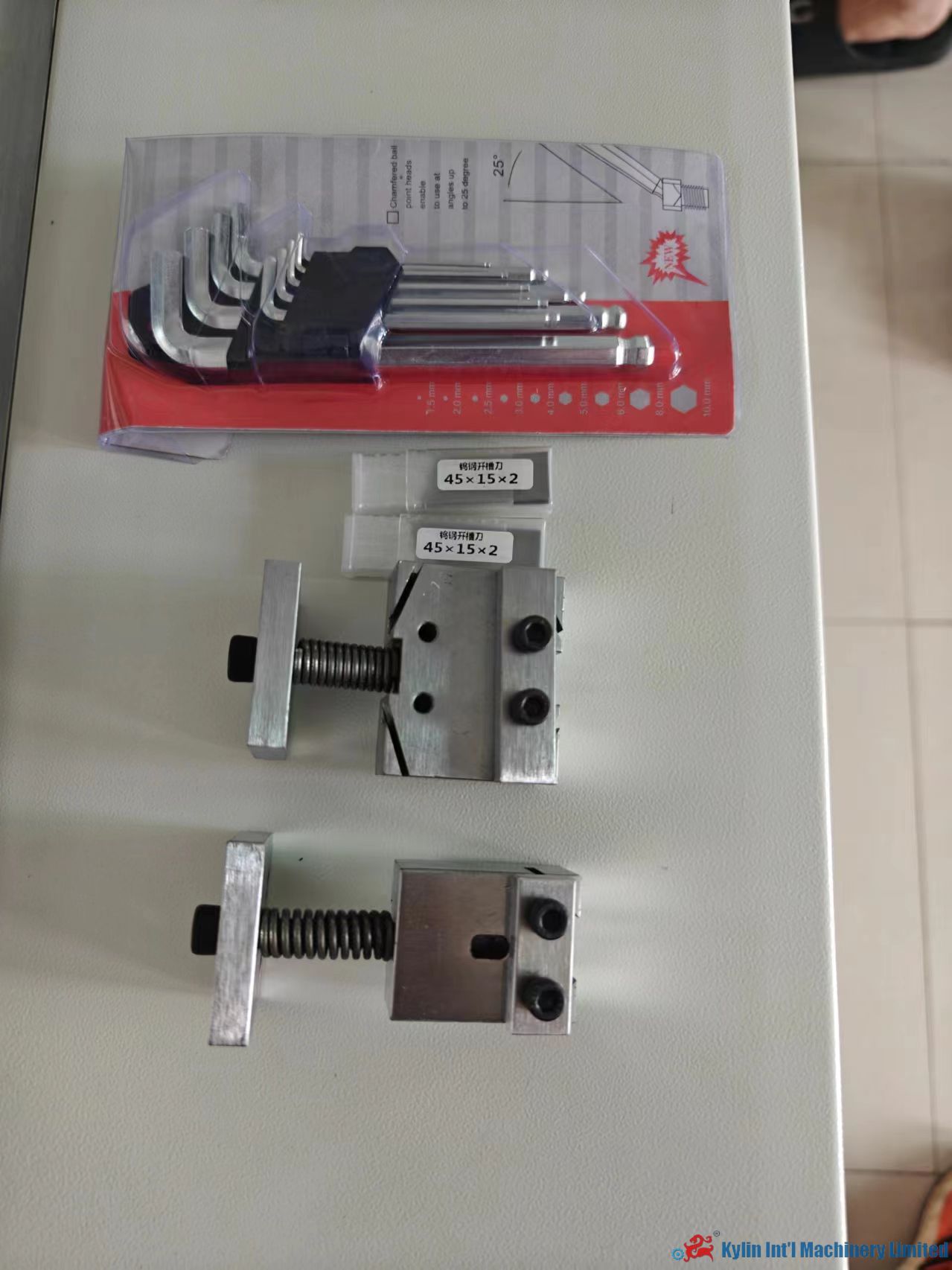 Manual groove machine with corner cutter