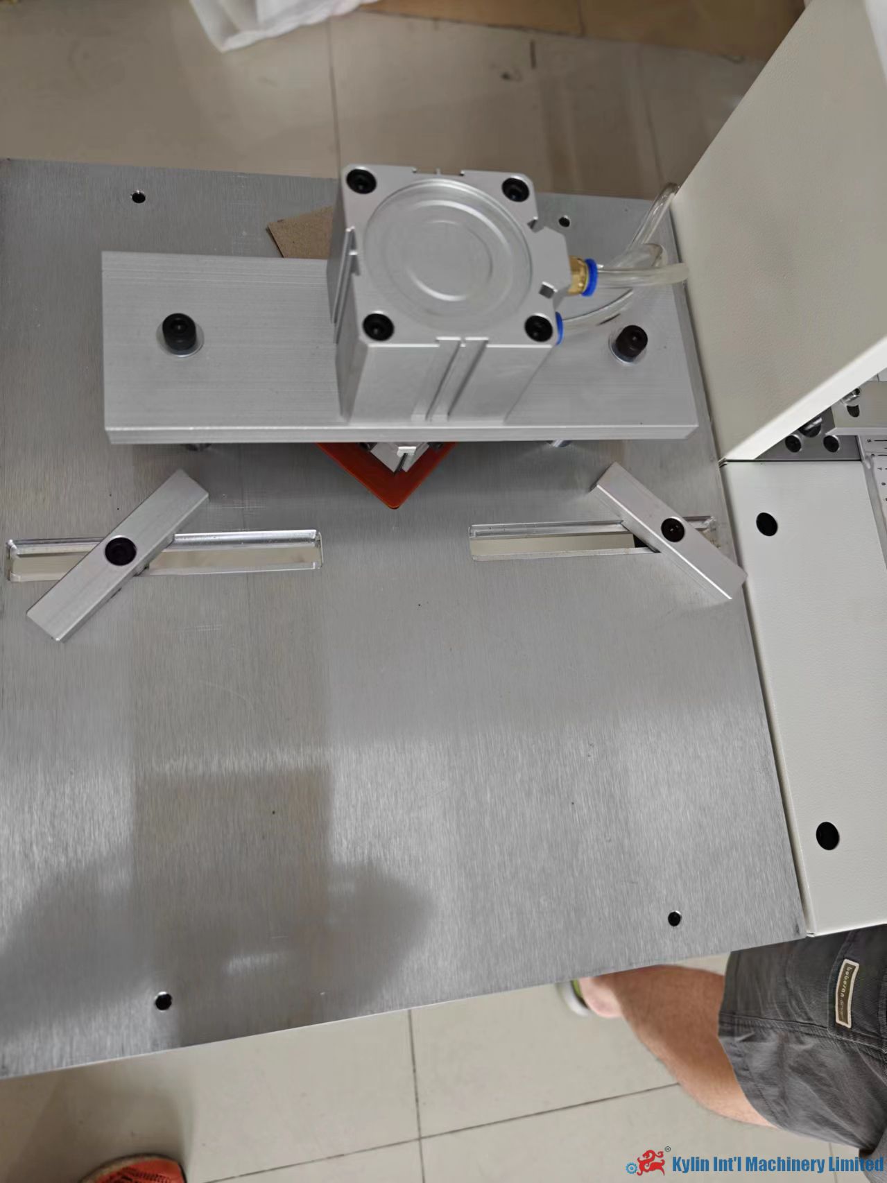 Manual groove machine with corner cutter
