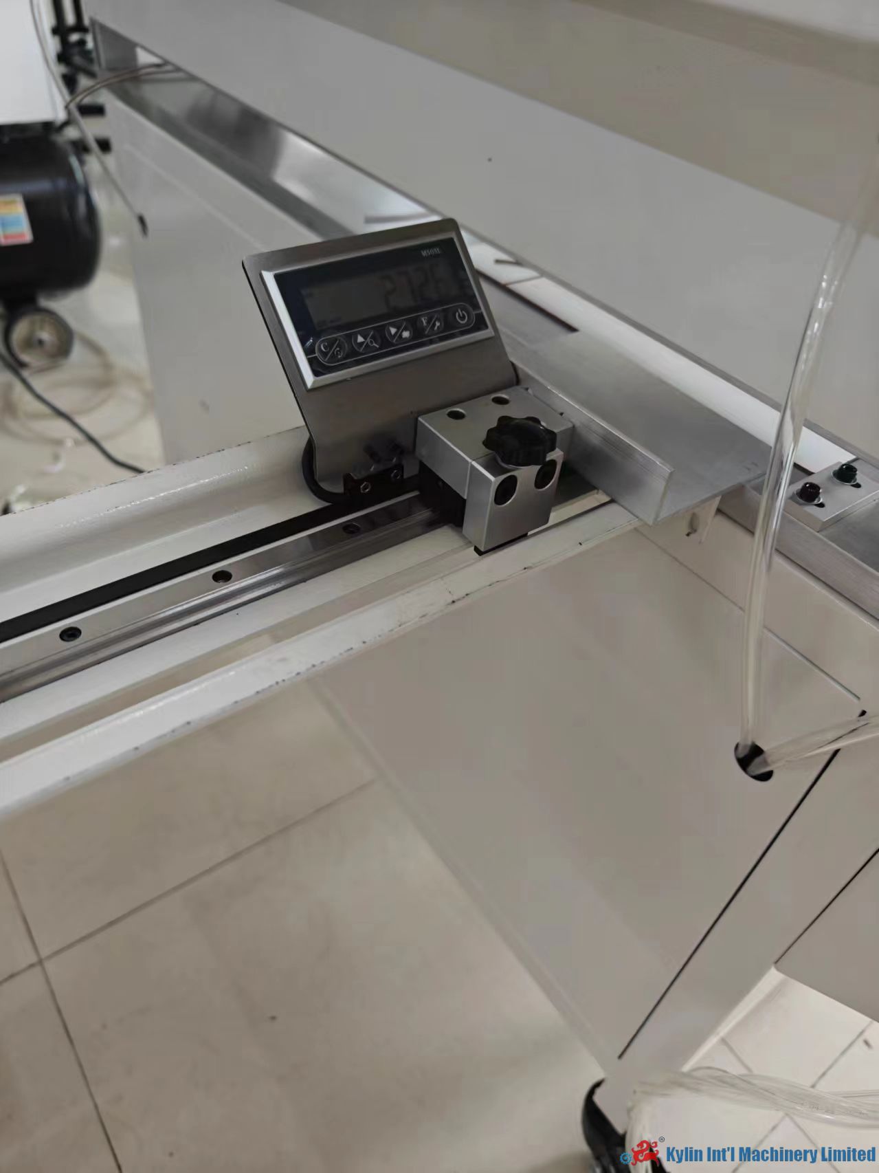 Manual groove machine with corner cutter