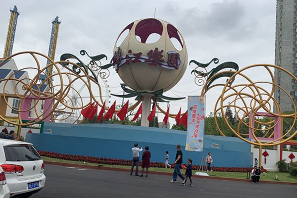 上海锦江乐园升级改造工程金属马车造型艺术雕塑-格格巫雕塑设计制作