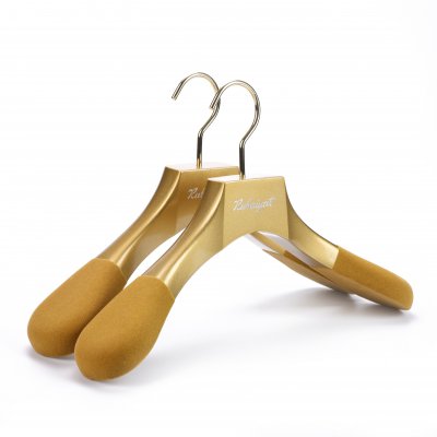 Luxury Elegant Golden No Slip Velvet Extra Wide Shoulder Wooden Coat Suit Hangers 