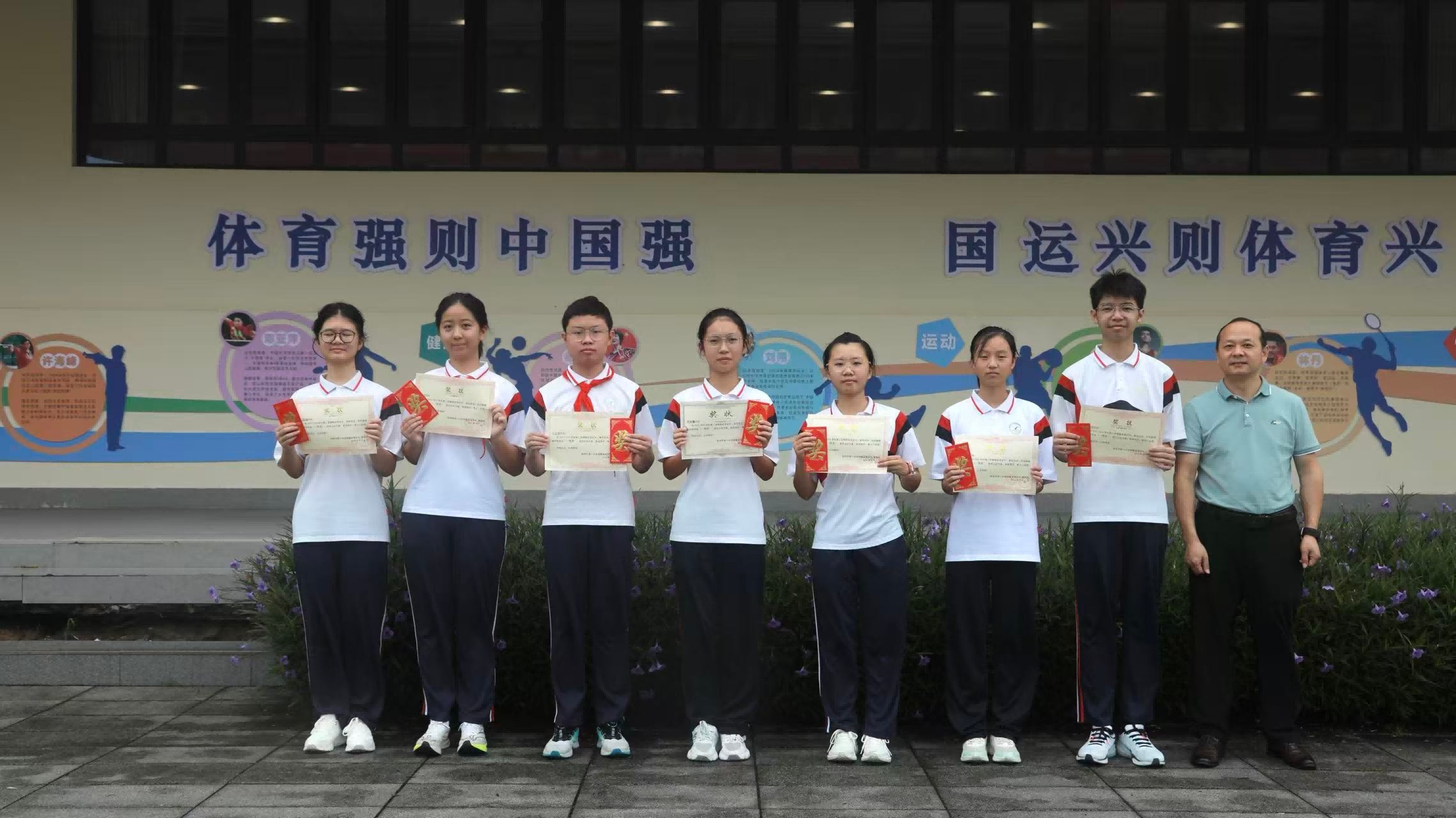 三载相伴，朝阳逐梦｜鹏峰能源祝贺珠海一中附属金湾学校获奖学子开启新程
