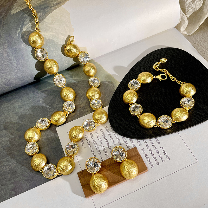 French court style retro necklace female light luxury senior sense of personality atmospheric gold choker exaggerated medieval collarbone chain