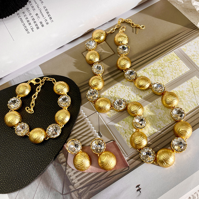 French court style retro necklace female light luxury senior sense of personality atmospheric gold choker exaggerated medieval collarbone chain
