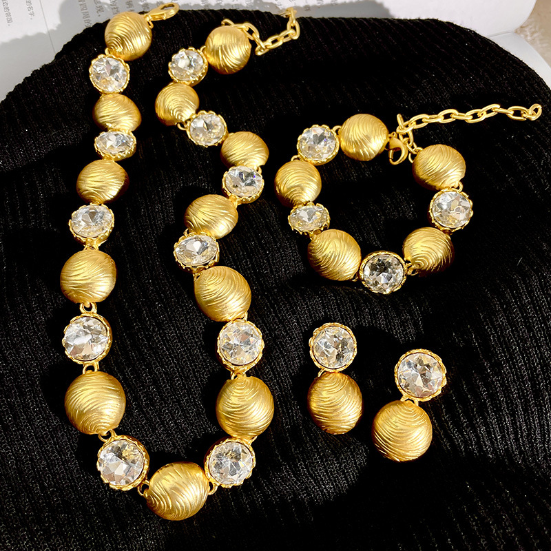 French court style retro necklace female light luxury senior sense of personality atmospheric gold choker exaggerated medieval collarbone chain