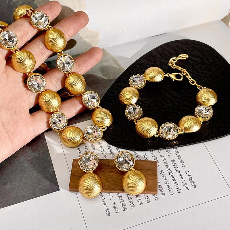 French court style retro necklace female light luxury senior sense of personality atmospheric gold choker exaggerated medieval collarbone chain